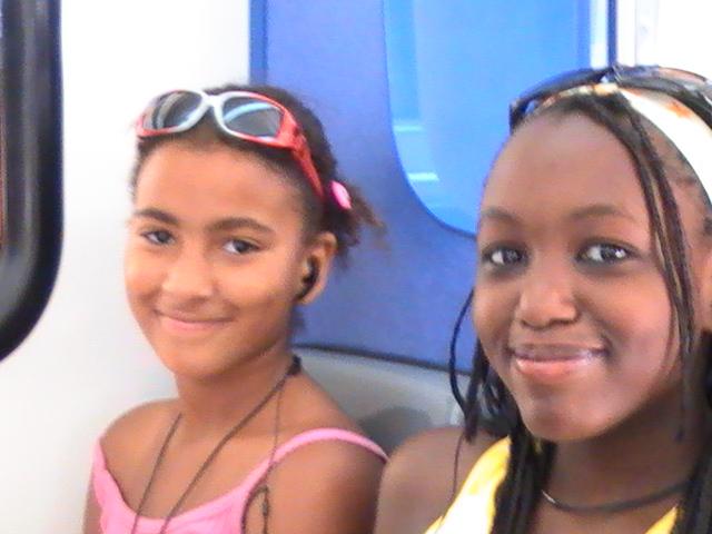 Mes nieces a bord du train vers pirea mer en grece