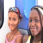 Mes nieces a bord du train vers pirea mer en grece