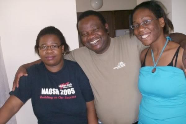 Papa Dr. Leopold Kumbakisaka avec ses 2 filles Marie-Christine et Mama Muilu Patricia (Canada)