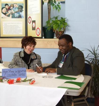 De Gauche  droite, l'honorable  snatrice canadienne, Mme Claudette Tardif et le Dr Lopold Kumbakisaka, directeur de l'institut des mdias Canada-Afrique et diteur-directeur du journal