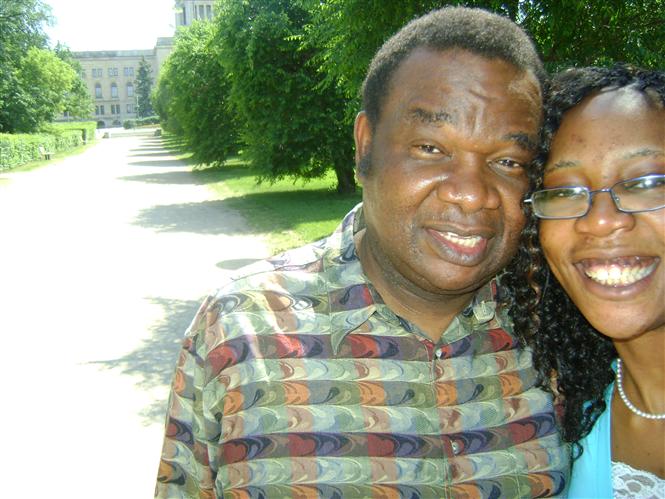 Lors d'un voyage avec ma fille cadette Mama Muilu Patricia Kumbakisaka. Un long priple entre deux provinces au moins deux milles kilomtres. Dr. Lopold Kumbakisaka