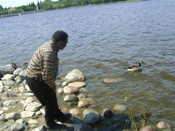 Un moment de dtente jouant avec un canard. Coin coin, il a fini mon pain et me tourne la queue. Petit malin. Dr. Lopold Kumbakisaka