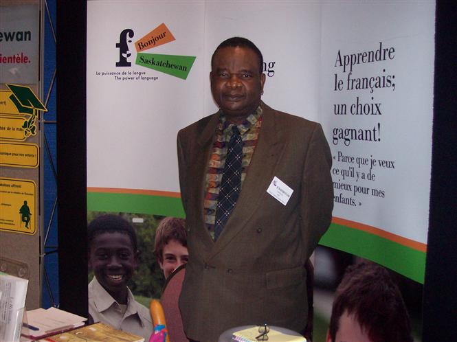Apprendre aux autres. Le Canada est bilingue mais le gouvernement veut que cela soit concret. Une mission difficile et importante à travers la région de l'Ouest du Canada (Dr.Léopold Useni Yumbi Kumbakisaka, Chargé de projet et ancien conseiller en orient