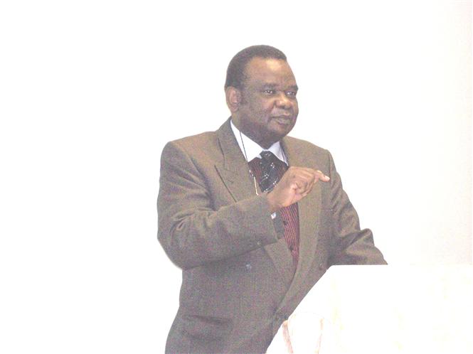 DR. Léopold Jean-Paul Choppard Useni Yumbi Kumbakisaka au cours d'un partage de la parole du Seigneur (Dr. Léopold Kumbakisaka, Chrétien-Kimbanguiste, Canada 2010)