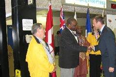 Poignée de mains entre Dr. Léopold Useni Yumbi  Kumbakisaka et le ministre canadien de la défense et membre du parlement, Peter Mckay (Canada 2010).