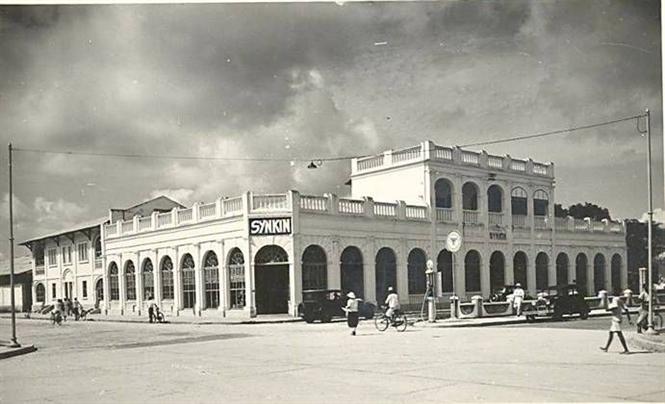 Hotel Rgina: carte postale ancienne, au croisement du boulevard Albert 1er et une partie (a gauche) de la