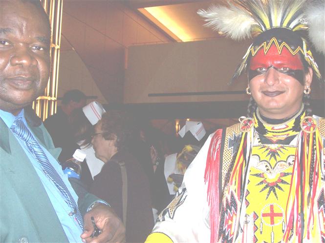 Dr.Léopold Useni Yumbi Jean-Paul Choppard KUMBAKISAKA avec un chef indien en Saskatoon (Ouest canadien)