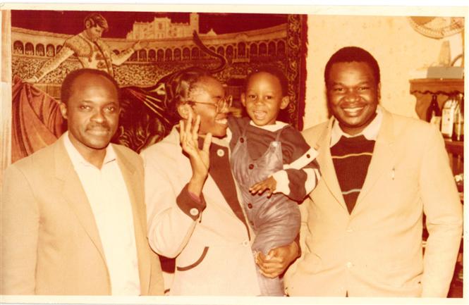 Doyen Kalenda Shimat, mon pouse Madame Marie-Thrse Batrice KUMBAKISAKA portant le fils Renaldo (Ren)KUMBAKISAKA et moi-mme, Dr. Lopold Useni Jean-Paul Choppard KUMBAKISAKA (Bucarest , Roumanie)