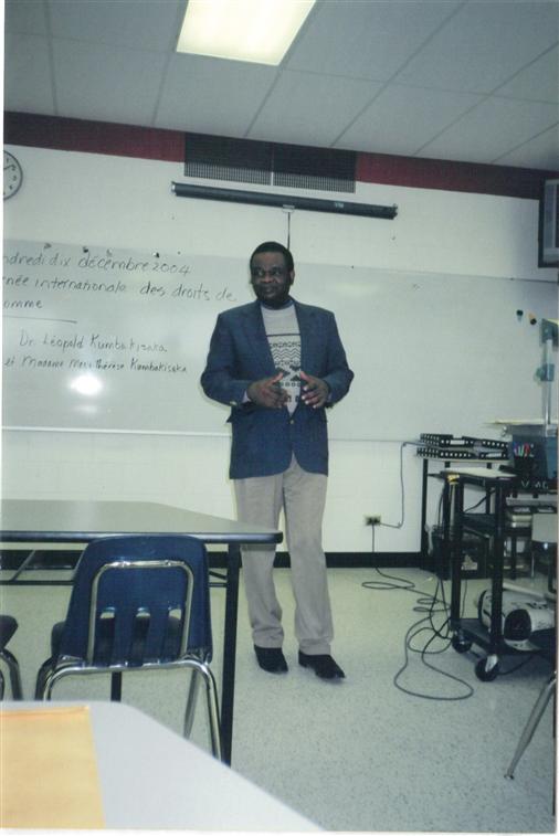Dr. Léopold Kumbakisaka donnant cours aux étudiants anglophones (Canada 2001)