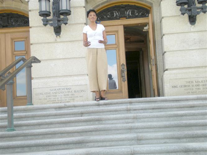 Un endroit historique, le palais législatif de Regina, Madame Marie-Thérèse Béatrice KUMBAKISAKA Canada, été 2009)