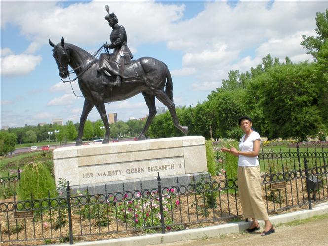 Le monument de notre Reine Elisabeth veille bien. Madame Marie-Thrse Batrice KUMBAKISAKA (Canada, t 2009).