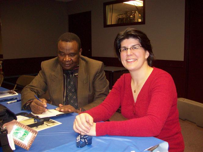 Dr. Lopold Kumbakisaka ralise une  entrevue avec Mme Cathline D'Auteuil, Responsable de communication au CCS (Photo prise  Saskatoon, 2008)