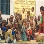 Les enfants du quartier Plateau lors de la sance de rhabilitation nutritionnelle devant  ...