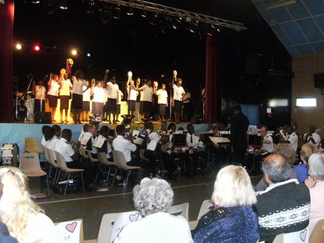 Le Brass Band salutiste de Boulogne Billancourt à Paris a fait un concert organisé par l'association Chemin Arc en Ciel pour la construction d'un dispensaire dans le village de Mbala dans la région de Bandundu