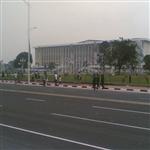 Boulevard triophal et le palais du peuple à Kinshasa.