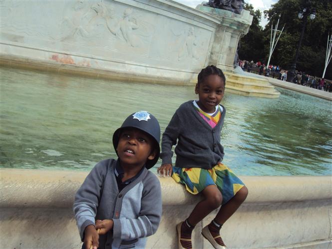  En vacances à Londres,  en été 2011, Emmanuel et  Kabena, posent devant la fontaine du palais de birmingham