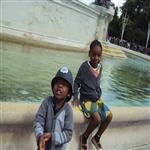  En vacances à Londres,  en été 2011, Emmanuel et  Kabena, posent devant la fontaine du pa ...