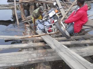 Etat des Ponts da la province de l'quateur cas du pont sur la rivire bolombo territoire de djolu 